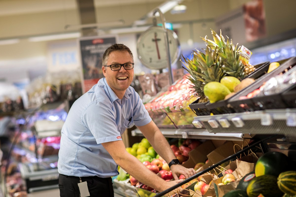 Butikksjef Lars hos Meny Rona gjør klar fruktdisken for dagen