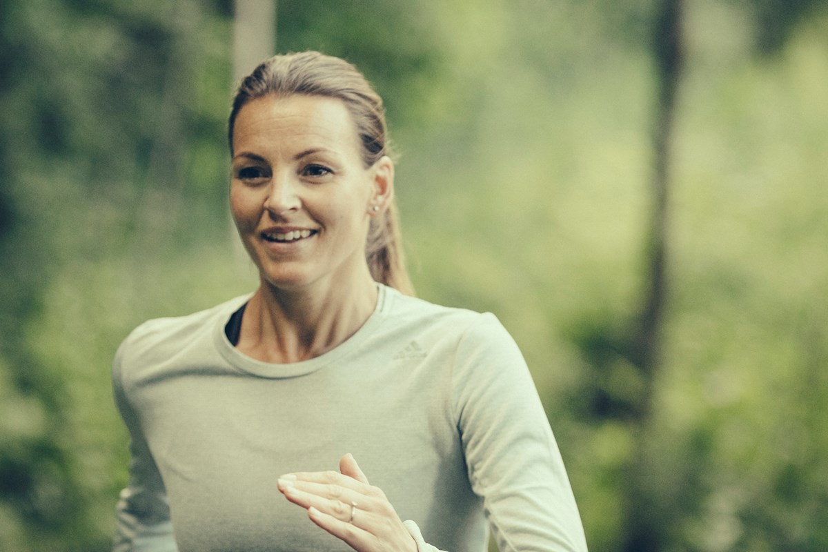 Dame som løper i skogen ved Drangsvann